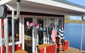 Abenteuer Flusslandschaft - Hausboot Fest Vertaeut In Anklam